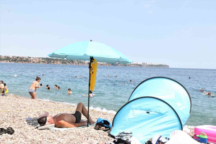 Yaylalarında Karla Mücadele Edilen Antalya’da Sahil Hınca Hınç Doldu