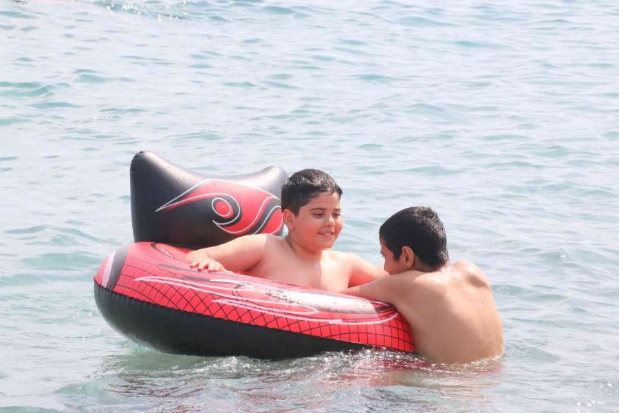 Yaylalarında Karla Mücadele Edilen Antalya’da Sahil Hınca Hınç Doldu