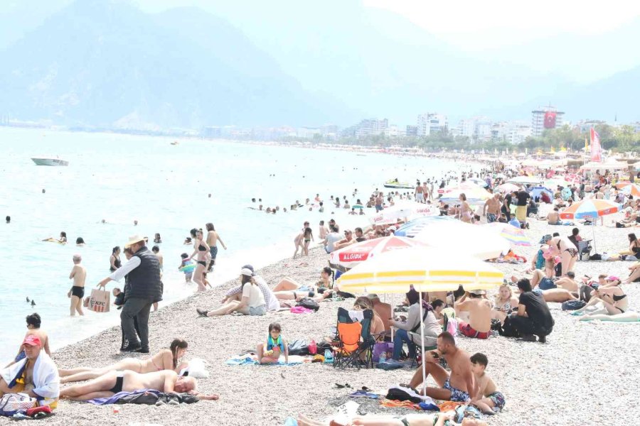 Yaylalarında Karla Mücadele Edilen Antalya’da Sahil Hınca Hınç Doldu