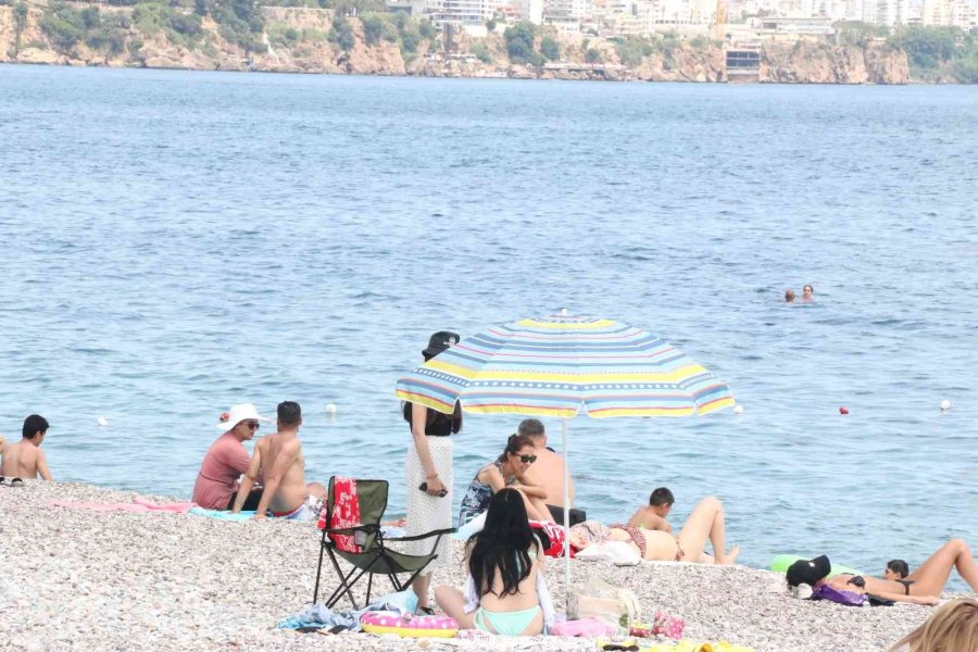 Yaylalarında Karla Mücadele Edilen Antalya’da Sahil Hınca Hınç Doldu