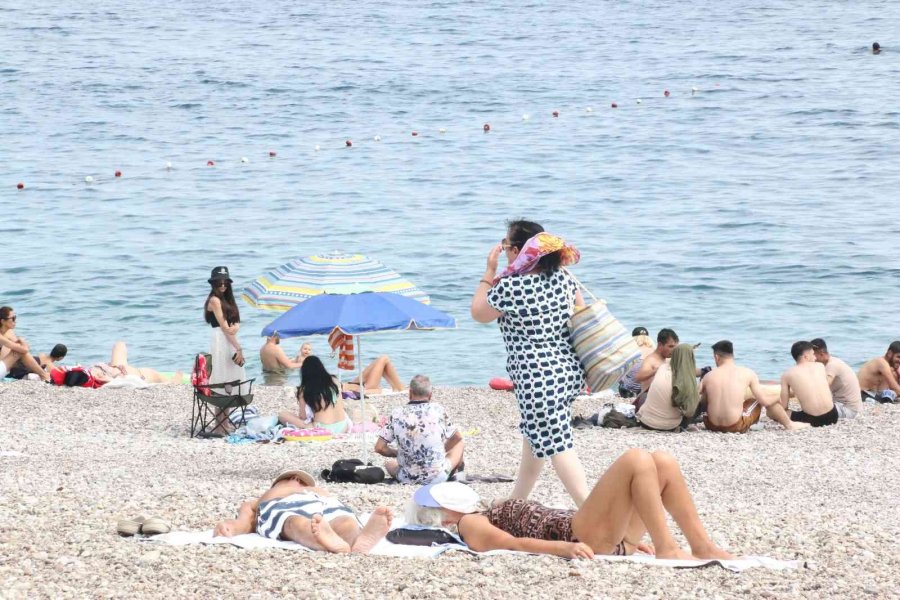 Yaylalarında Karla Mücadele Edilen Antalya’da Sahil Hınca Hınç Doldu