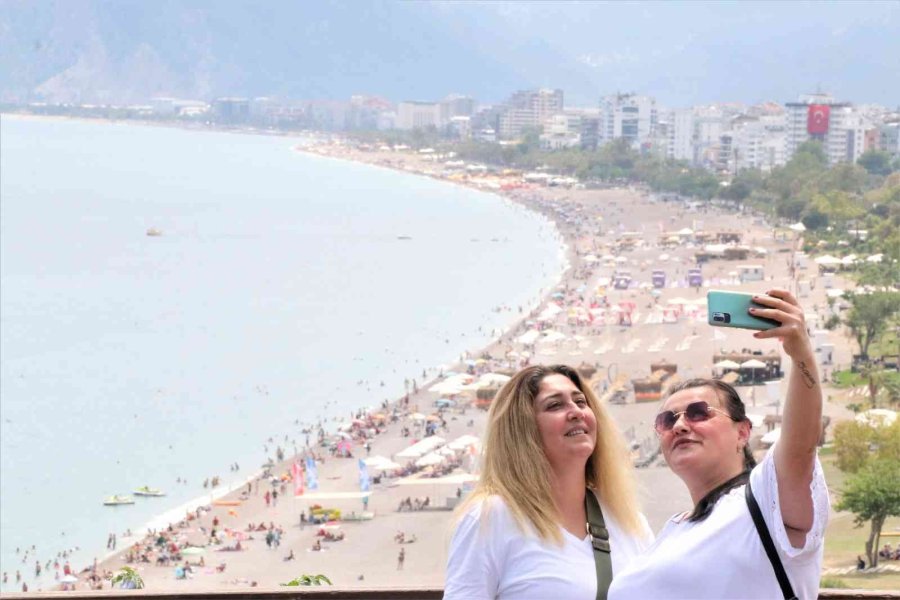 Yaylalarında Karla Mücadele Edilen Antalya’da Sahil Hınca Hınç Doldu