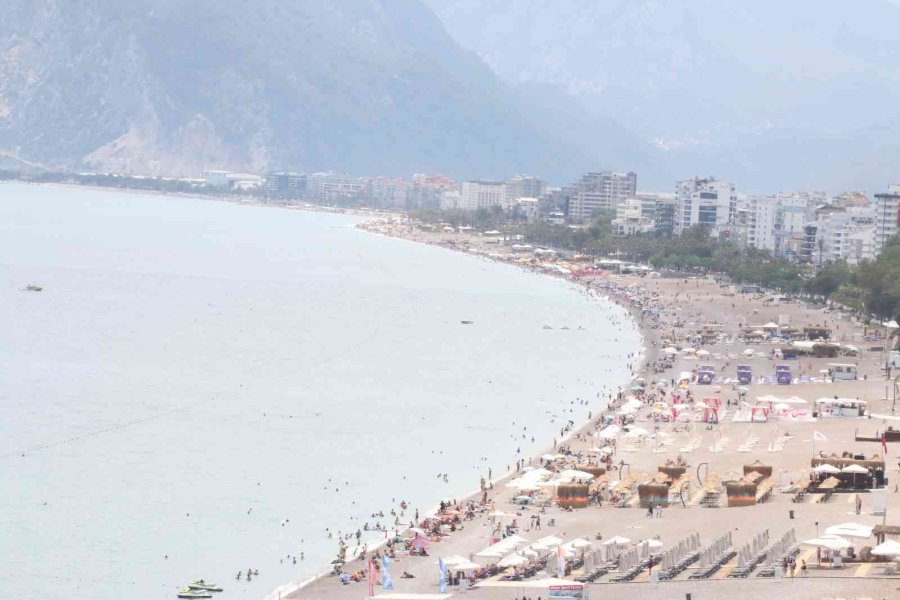 Yaylalarında Karla Mücadele Edilen Antalya’da Sahil Hınca Hınç Doldu