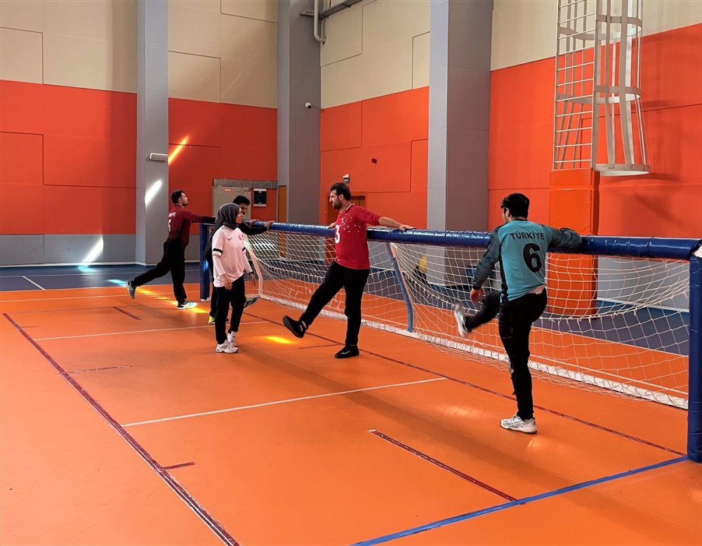 Askerlik Yapamamanın Burukluğunu Yaşıyor