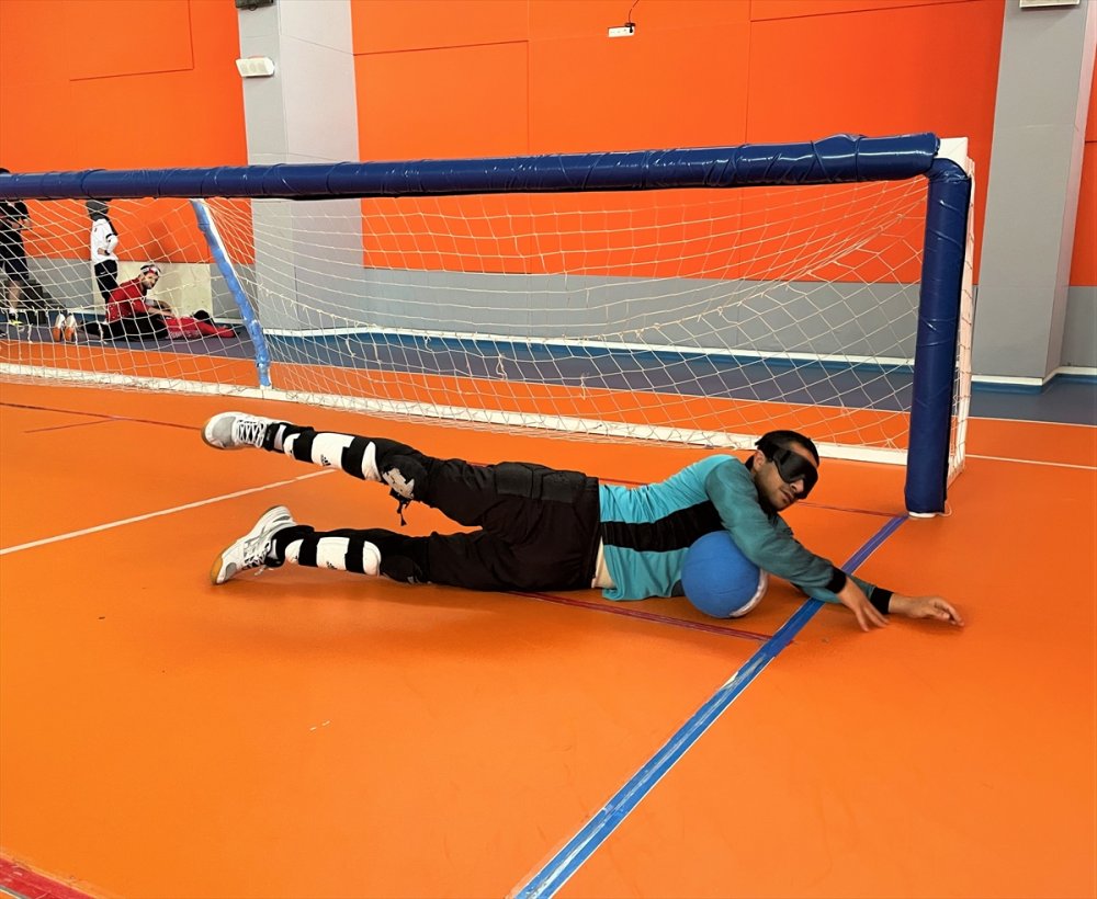 Askerlik Yapamamanın Burukluğunu Yaşıyor