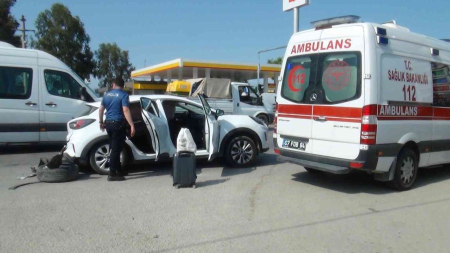 Tır, Otomobile Arkadan Çarptı: 2 Yaralı