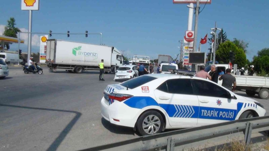 Tır, Otomobile Arkadan Çarptı: 2 Yaralı