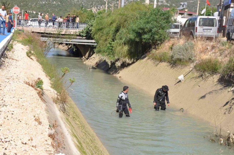 Otomobiliyle Kanala Uçan Bekçi Hayatını Kaybetti