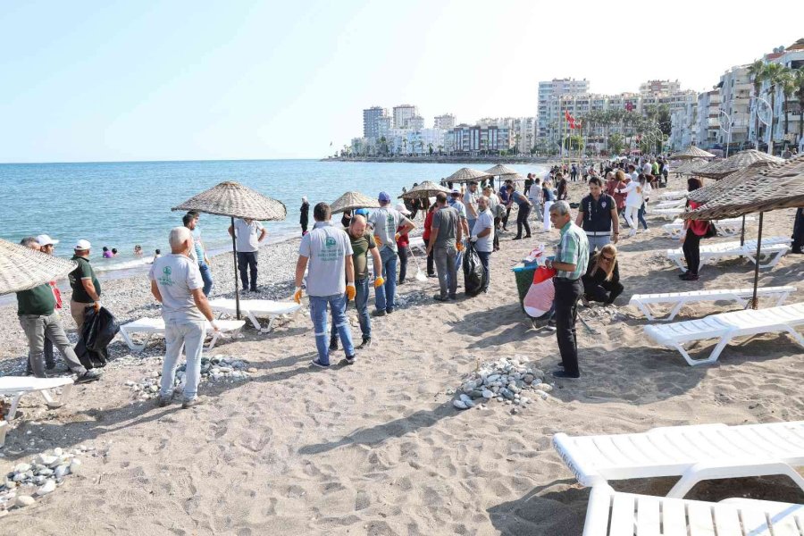 Mezitli Belediyesi Çalışanları Gönüllü Olarak Sahili Temizledi