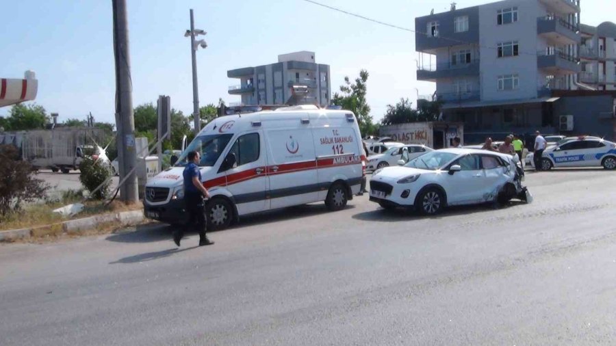 Tır, Otomobile Arkadan Çarptı: 2 Yaralı