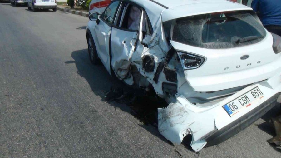 Tır, Otomobile Arkadan Çarptı: 2 Yaralı