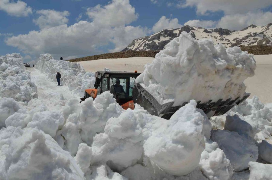 Antalya’nın Yaylalarında İnanılmaz Karla Mücadele Çalışması