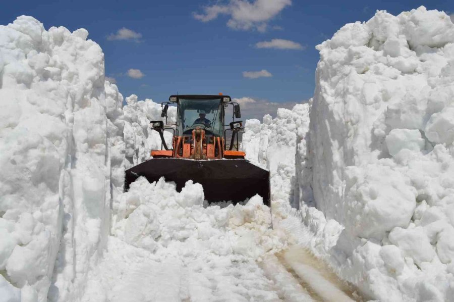 Antalya’nın Yaylalarında İnanılmaz Karla Mücadele Çalışması