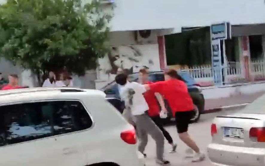 Gençlerin Sokak Ortasında Boks Müsabakası Gibi Kavgası Kamerada