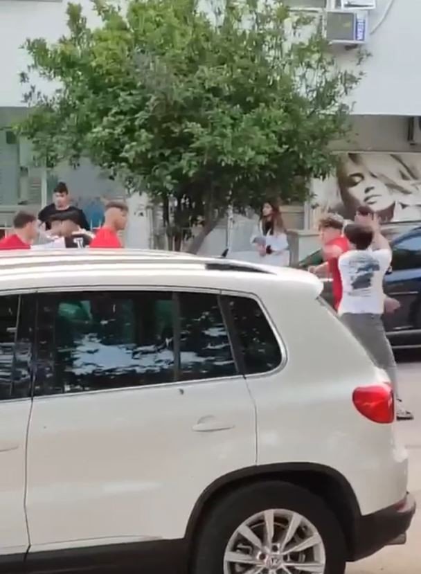 Gençlerin Sokak Ortasında Boks Müsabakası Gibi Kavgası Kamerada