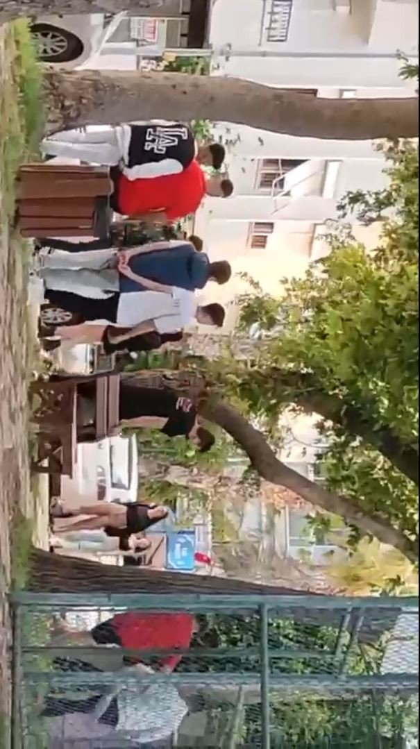 Gençlerin Sokak Ortasında Boks Müsabakası Gibi Kavgası Kamerada