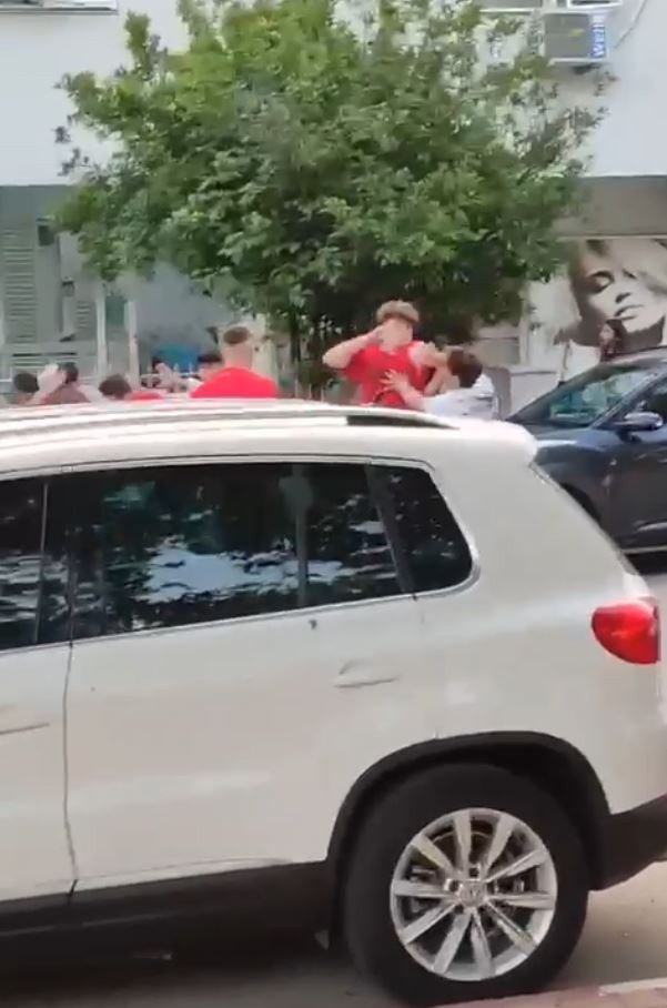 Gençlerin Sokak Ortasında Boks Müsabakası Gibi Kavgası Kamerada