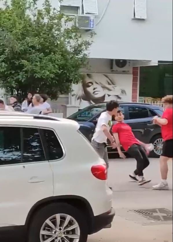 Gençlerin Sokak Ortasında Boks Müsabakası Gibi Kavgası Kamerada