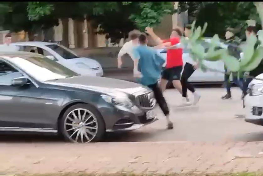 Gençlerin Sokak Ortasında Boks Müsabakası Gibi Kavgası Kamerada