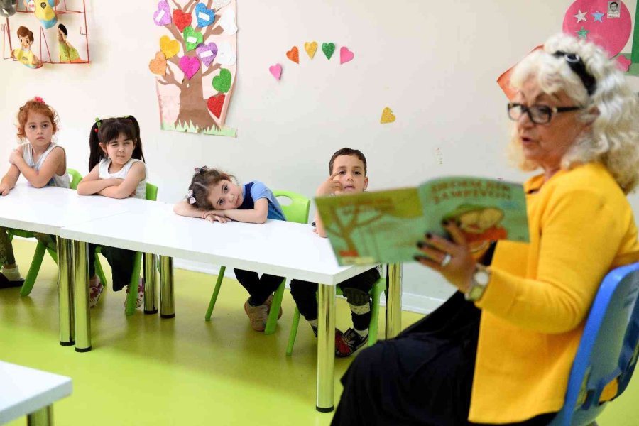 Muratpaşa Yaşlı Meclisi Üyeleri, Çocuklara Masal Okudu
