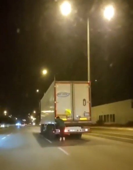 Tır Arkasında Ölümüne Patenli Yolculuğa Yoldan Geçen Sürücü Müdahale Etti