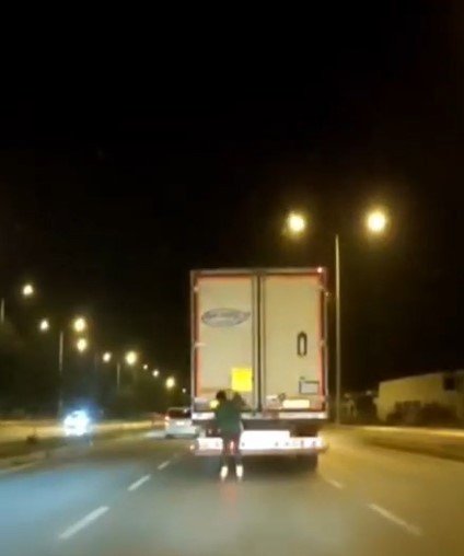 Tır Arkasında Ölümüne Patenli Yolculuğa Yoldan Geçen Sürücü Müdahale Etti