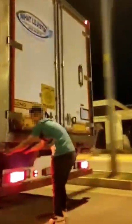 Tır Arkasında Ölümüne Patenli Yolculuğa Yoldan Geçen Sürücü Müdahale Etti