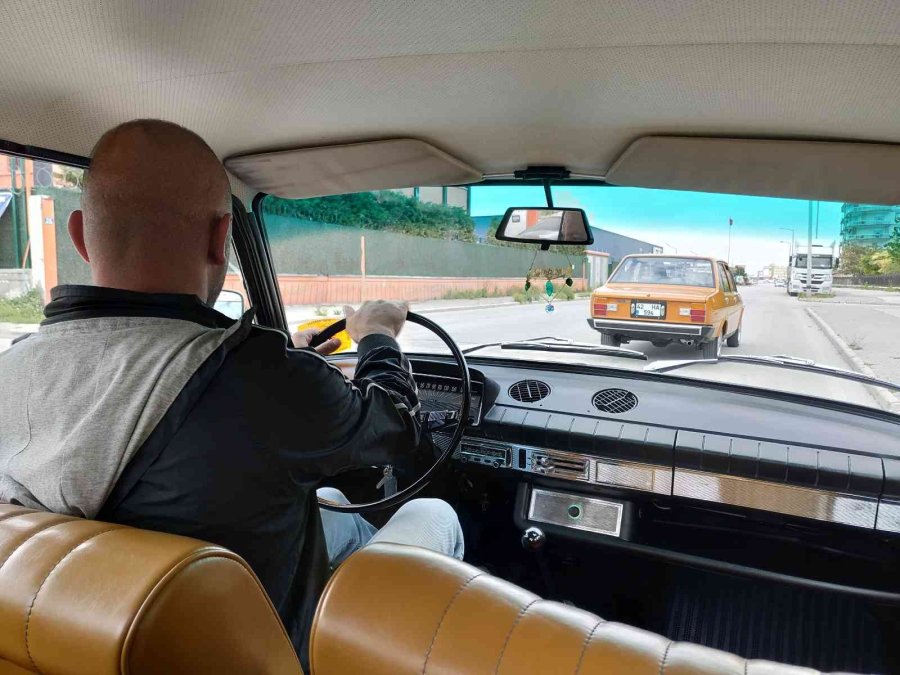 Çocukluk Hayali 1975 Model Arabayı Aldı, Yurt Dışından Getirdiği Parçalarla Topladı