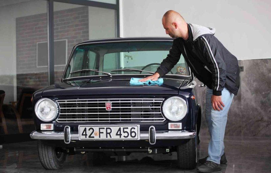 Çocukluk Hayali 1975 Model Arabayı Aldı, Yurt Dışından Getirdiği Parçalarla Topladı