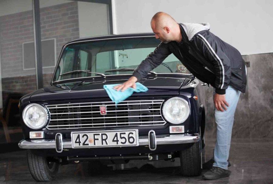 Çocukluk Hayali 1975 Model Arabayı Aldı, Yurt Dışından Getirdiği Parçalarla Topladı