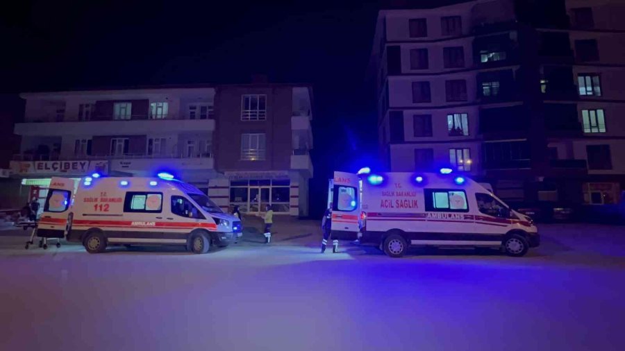 Bıçaklanan Gencin Yakınları, Şüphelinin 2 Yakınını Tüfekle Yaraladı