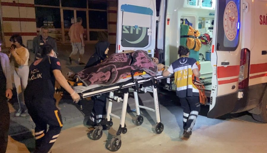 Bıçaklanan Gencin Yakınları, Şüphelinin 2 Yakınını Tüfekle Yaraladı