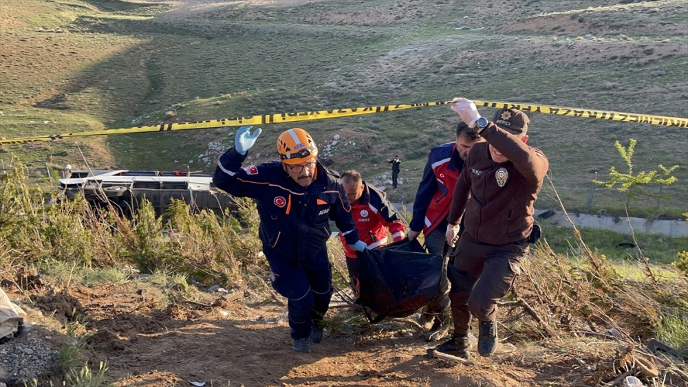 Niğde'de Otobüsün Devrilmesi Sonucu 3 Kişi Öldü