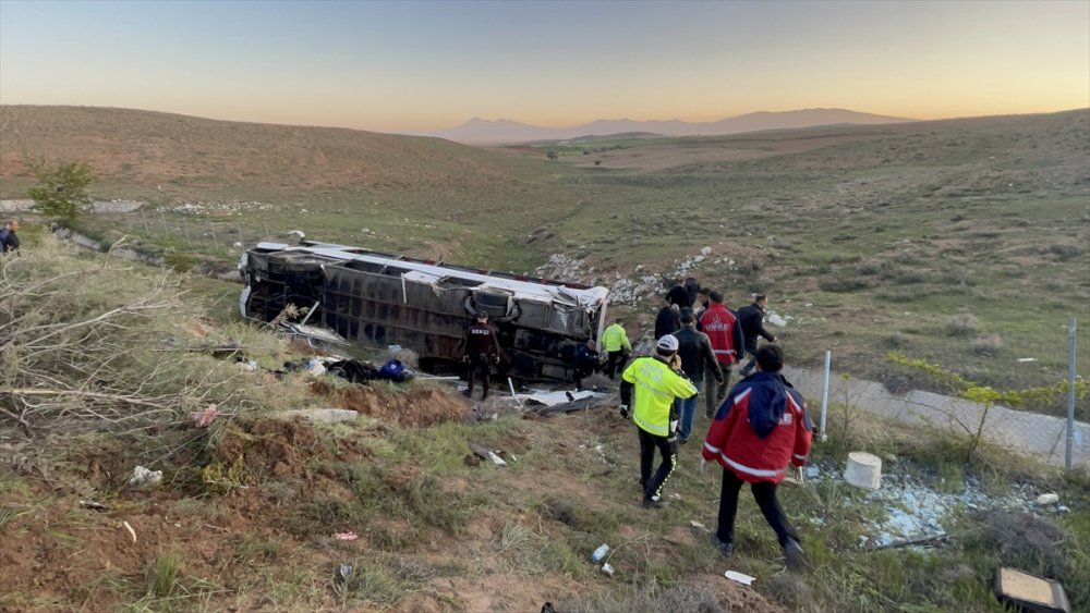 Niğde'de Otobüsün Devrilmesi Sonucu 3 Kişi Öldü