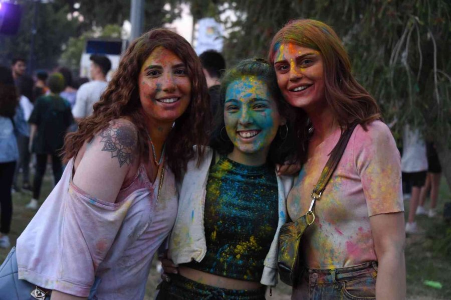 Tarsuslu Gençler ’renk Partisi’ İle Doyasıya Eğlendi