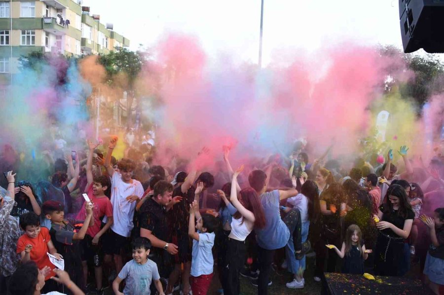 Tarsuslu Gençler ’renk Partisi’ İle Doyasıya Eğlendi