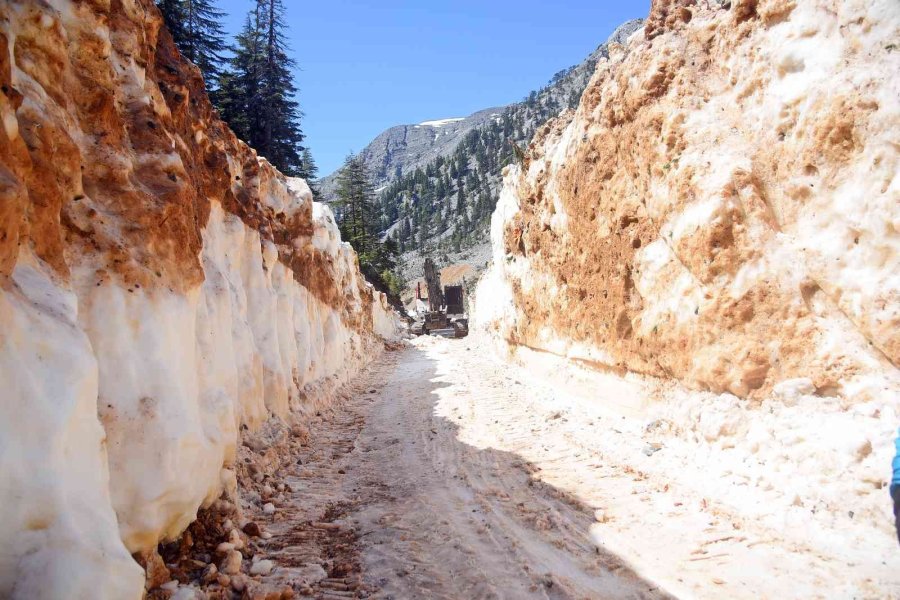 Alanya’nın Karla Kaplı Gökbel Ve Çökele Yayla Yolu Ulaşıma Açıldı