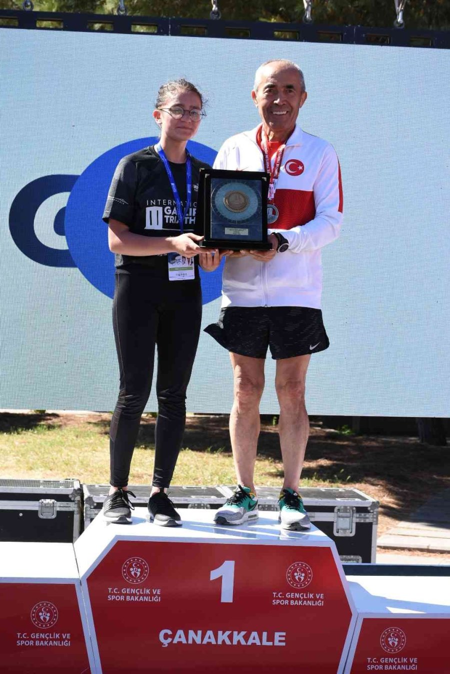 73 Yaşındaki Milli Sporcu, Madalya Ve Kupasını Şehitlere Adadı