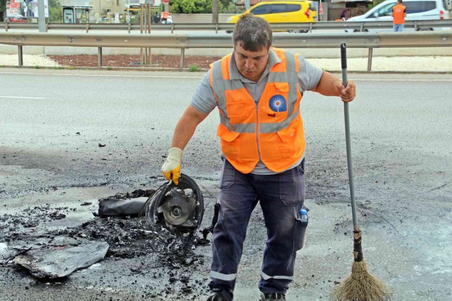 Emanet Verdiği Motosikletinden Geriye Yakıt Deposunun Kapağı Kaldı