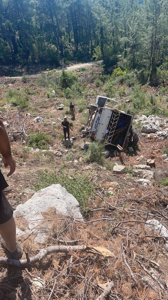 Yaylaya Giden Kamyonet Şarampole Yuvarlandı: 1 Yaralı