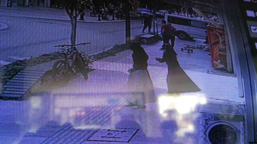 Acemi Tırnakçılar Sert Kayaya Çarptı, 200 Tl Bırakıp Marketi Terk Ettiler