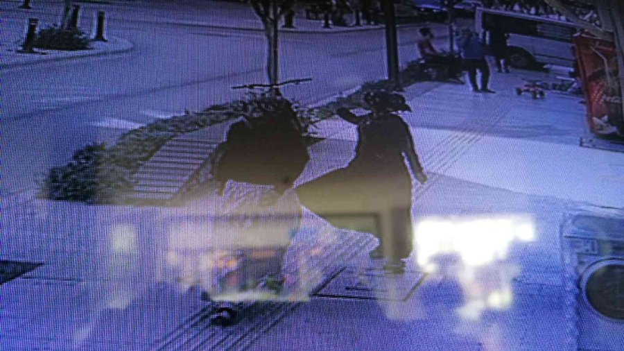 Acemi Tırnakçılar Sert Kayaya Çarptı, 200 Tl Bırakıp Marketi Terk Ettiler