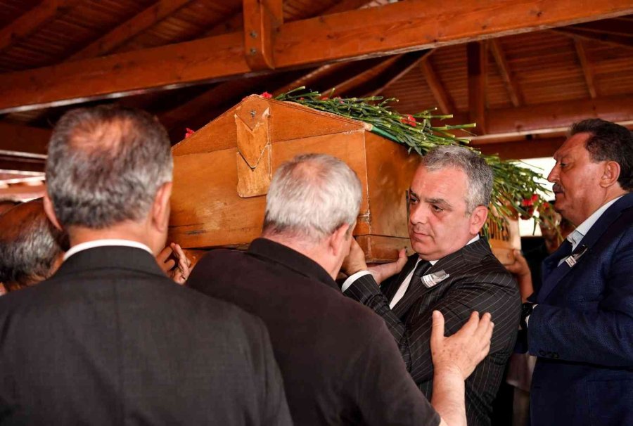 Konyaaltı Belediyesi Eski Başkan Yardımcısı Saygılı, Gözyaşları İçinde Son Yolculuğuna Uğurlandı