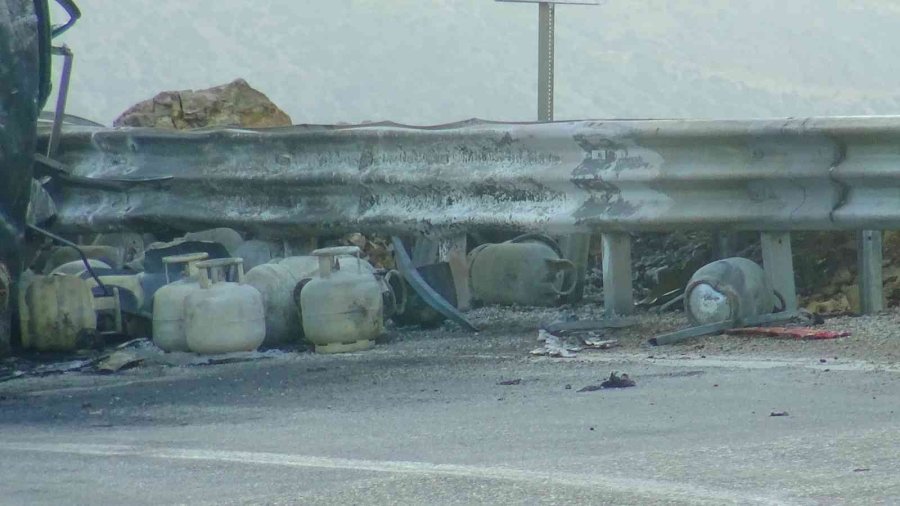 Devrilen Kamyonetteki Tüpler Bomba Gibi Patladı: 2 Yaralı