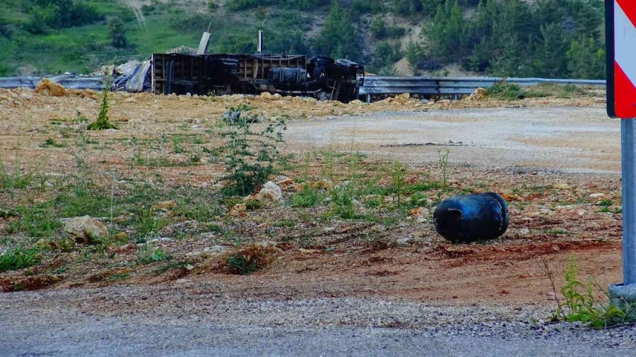 Devrilen Kamyonetteki Tüpler Bomba Gibi Patladı: 2 Yaralı