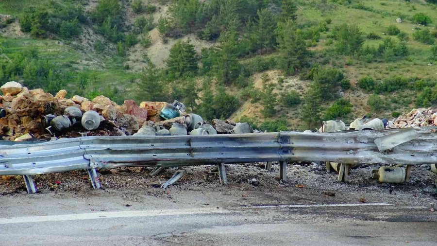 Devrilen Kamyonetteki Tüpler Bomba Gibi Patladı: 2 Yaralı