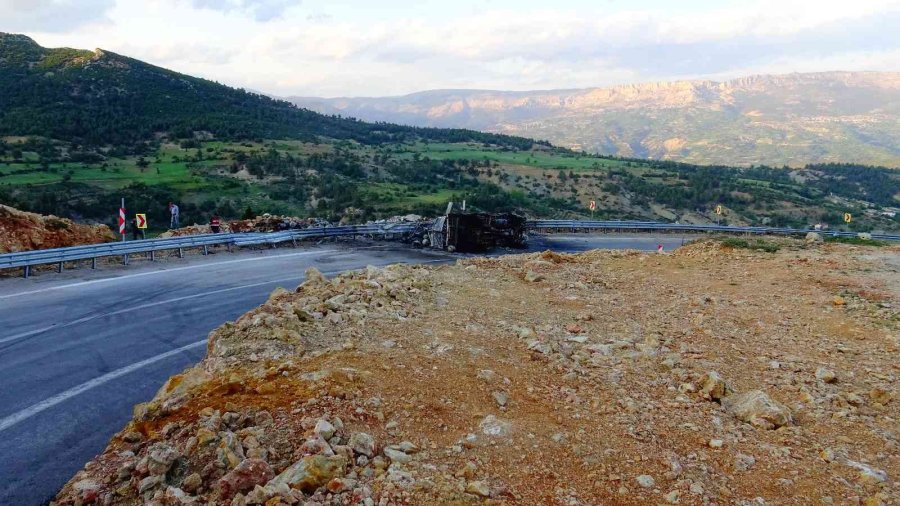 Devrilen Kamyonetteki Tüpler Bomba Gibi Patladı: 2 Yaralı