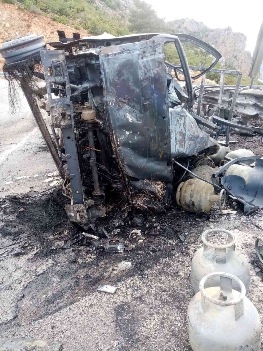 Devrilen Kamyonetteki Tüpler Bomba Gibi Patladı: 2 Yaralı