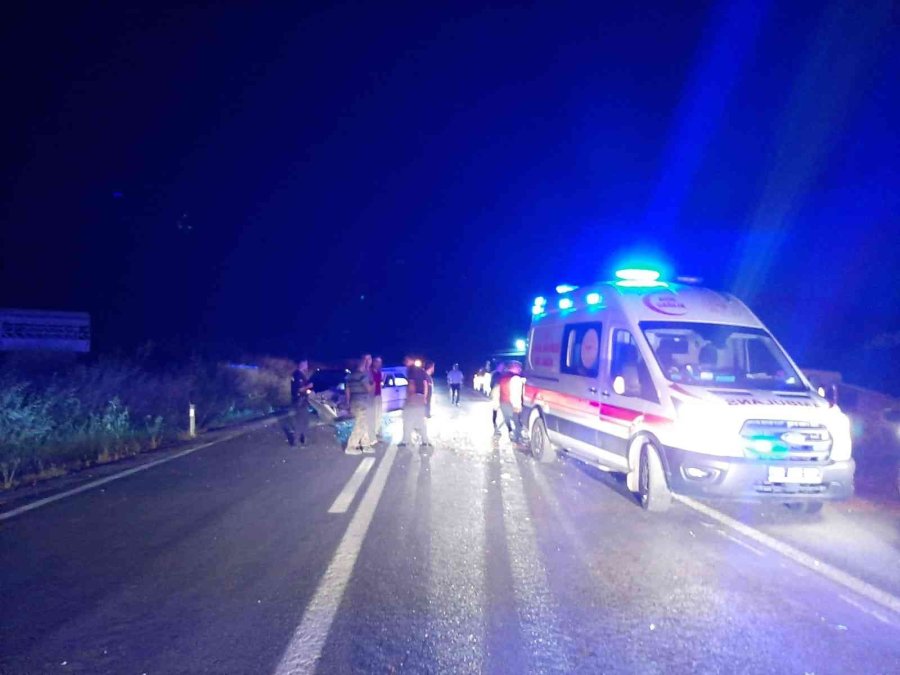 Tarsus’ta 2 Otomobil Çarpıştı: 6 Yaralı