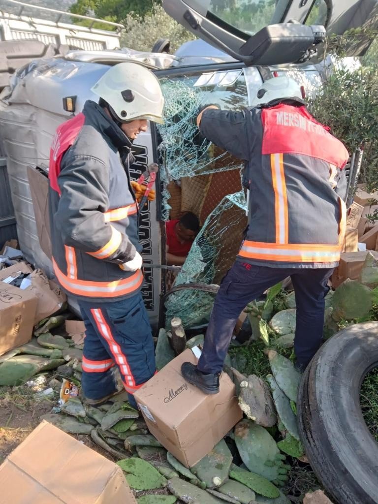 Tarsus’ta Tır Yoldan Çıktı: 2 Yaralı